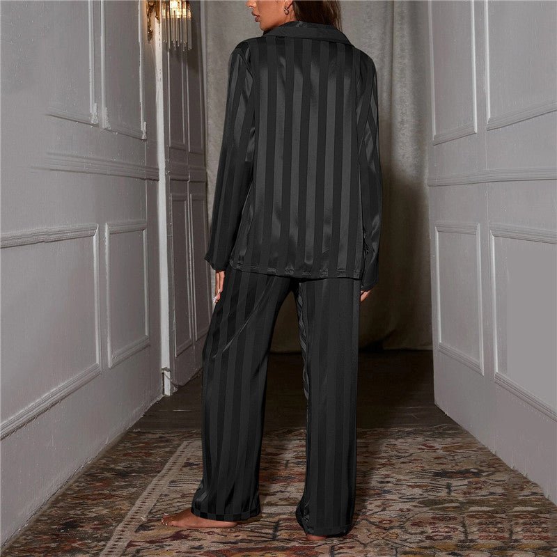 Vue de dos du pyjama femme Garance noir satiné à rayures ton sur ton, chemise ample manches longues et pantalon fluide assorti, matière douce et confortable, porté en intérieur.