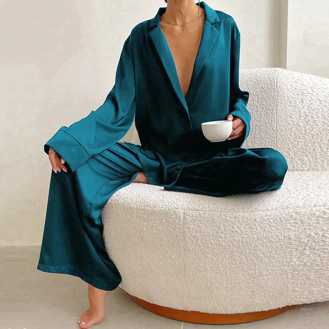 Femme portant le pyjama en coloris vert foncé, un ensemble raffiné avec chemise fluide à col ouvert et pantalon ample. Pyjama doux, élégant et confortable, idéal pour la nuit et les moments de détente.