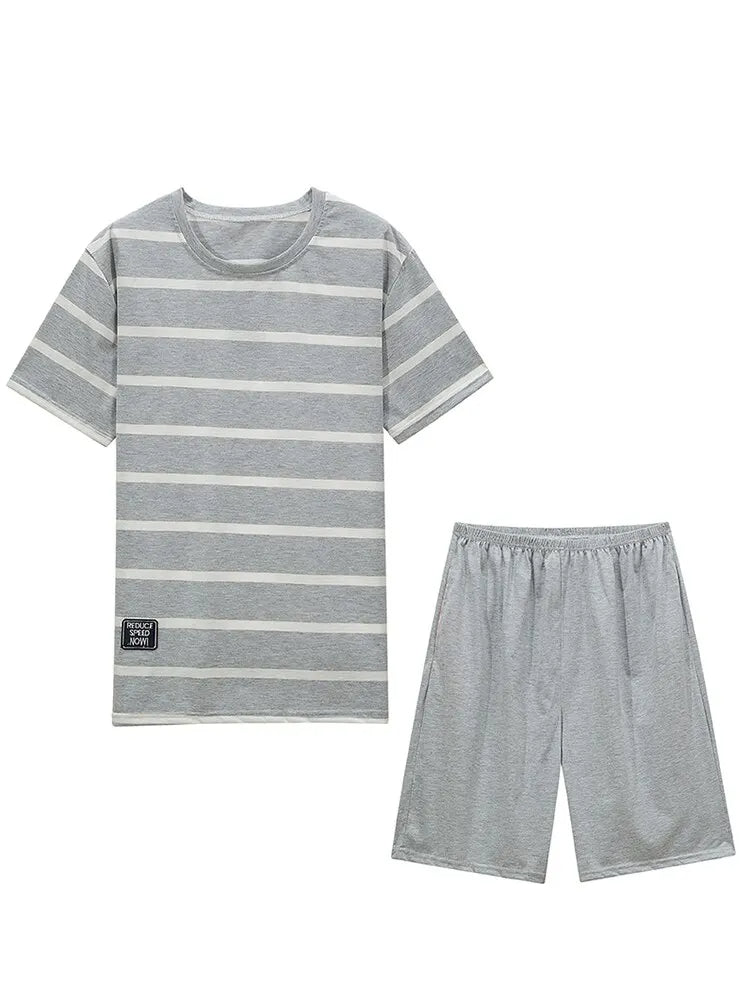 Ensemble de pyjama homme Henri, léger et confortable, composé d’un t-shirt gris à rayures horizontales et d’un short gris assorti à taille élastique, idéal pour des nuits douces et décontractées.