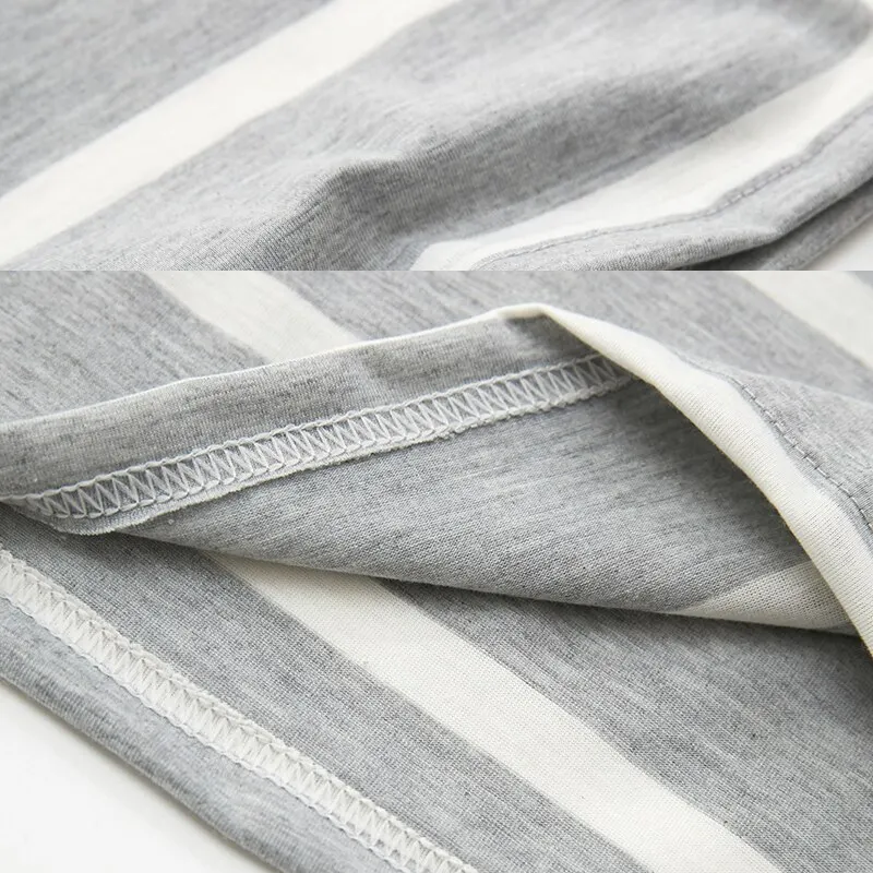 Gros plan sur les coutures du t-shirt du pyjama homme Henri, montrant un tissu gris à rayures et des finitions solides et soignées, gage de confort et de légèreté pour un usage quotidien.