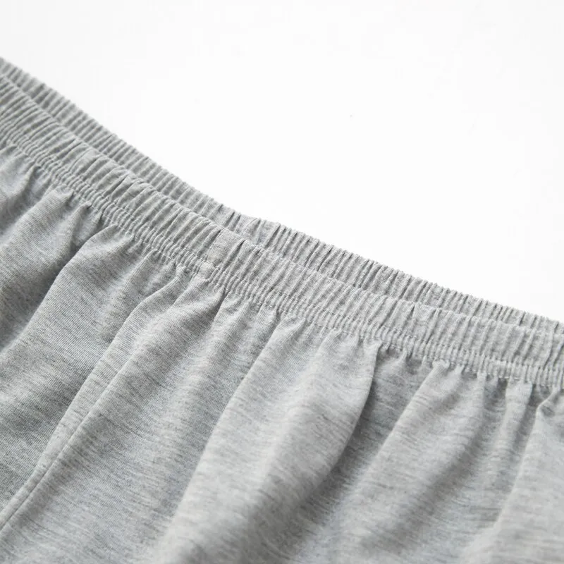 Gros plan sur la taille élastique du short du pyjama homme Henri, en tissu gris léger et doux, offrant un maintien confortable pour des nuits agréables.