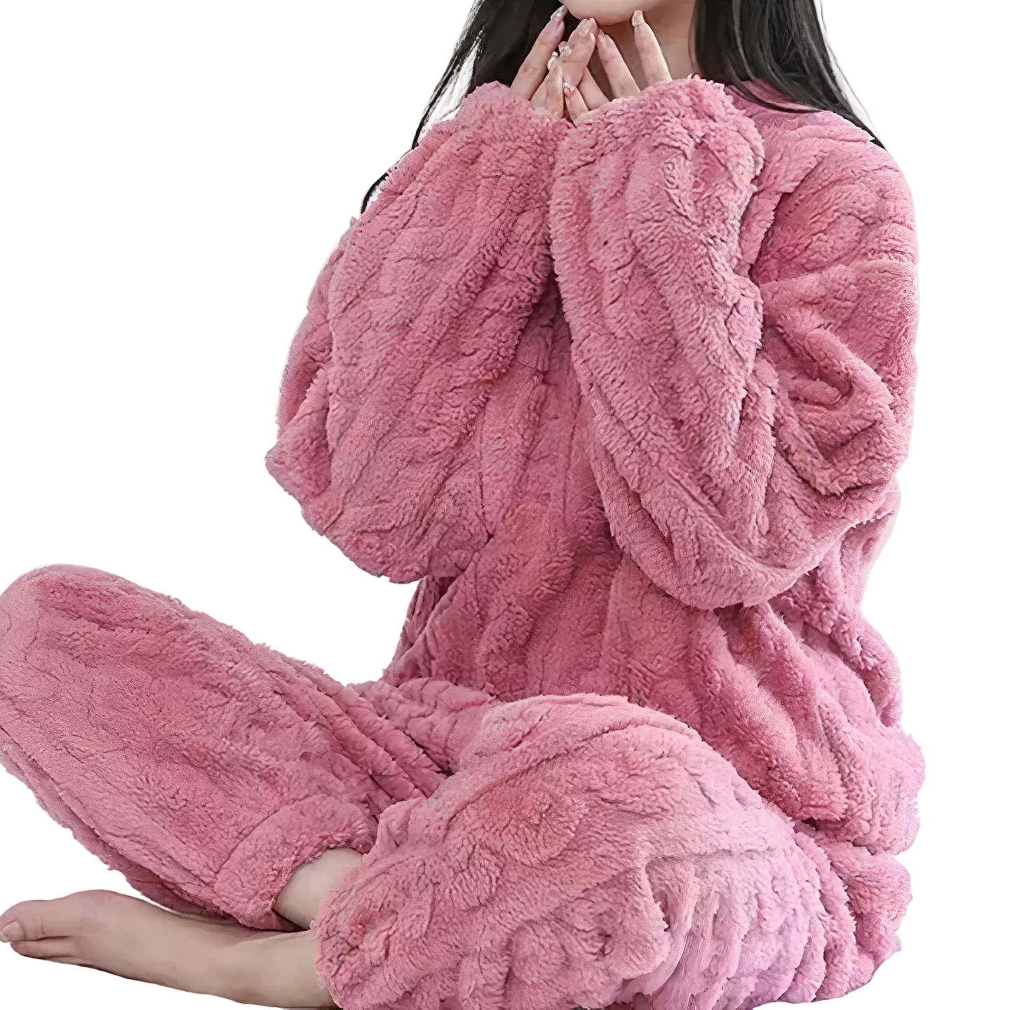 Pyjama femme Hermine en tissu ultra doux et moelleux, de couleur rose. Le haut à manches longues et le pantalon assorti offrent un confort optimal et une sensation de chaleur, idéal pour des moments de détente relaxants à la maison.