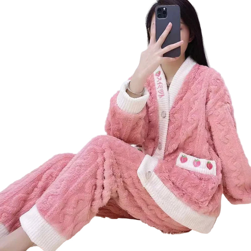 Pyjama femme Isolde en polaire rose ultra-douce, composé d’une veste boutonnée avec bordures en tricot blanc et poches décorées de petits motifs fruités, accompagné d’un pantalon assorti. Ensemble chaud, moelleux et très confortable pour se détendre à la maison.