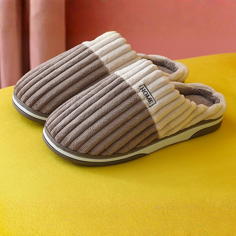 Chaussons homme Jules marron et beige en tissu côtelé, intérieur chaud et moelleux, semelle épaisse confortable, idéals pour un usage cosy à la maison.