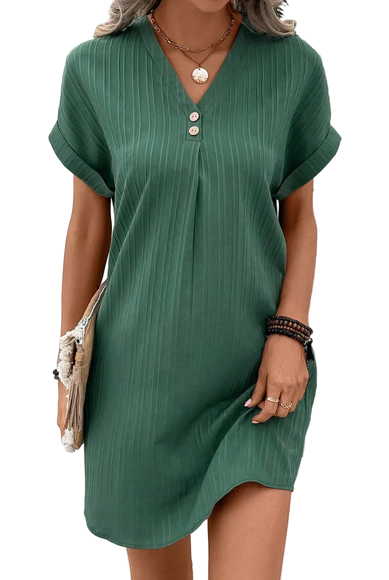 Femme portant une robe courte verte à rayures, élégante et légère, parfaite pour l'été. Un design simple et chic avec des boutons à l'encolure, idéale pour une tenue décontractée et stylée.