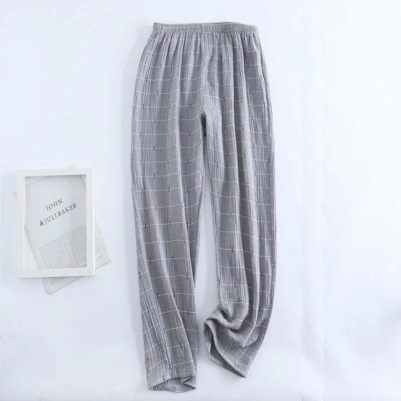 Pantalon de pyjama pour homme en tissu gris clair à motif carreaux, avec taille élastique. Matière douce, légère et très confortable, parfaite pour la détente et les nuits paisibles.