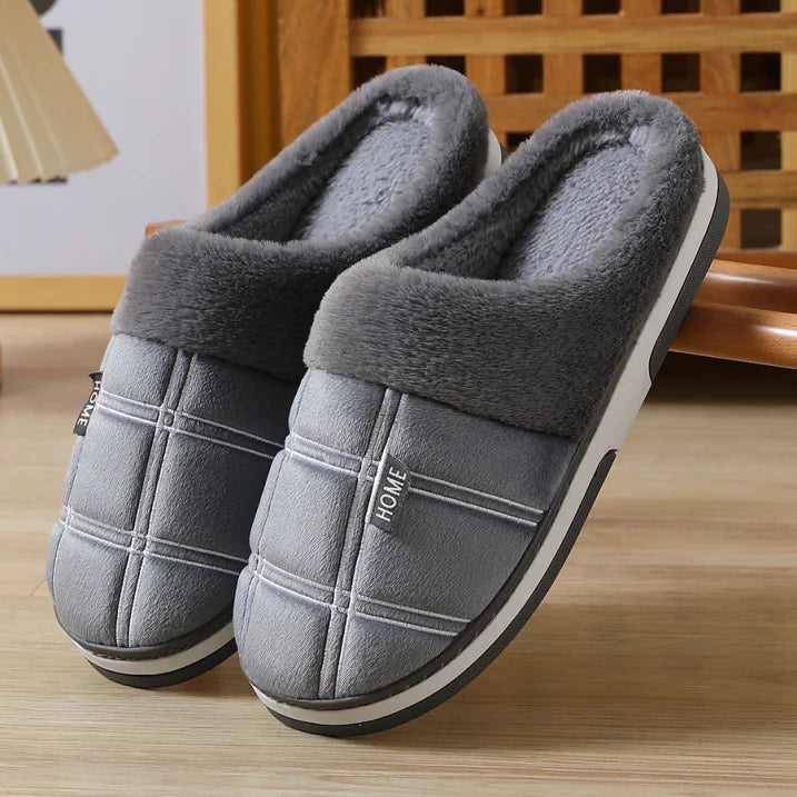 Chaussons homme Léon gris à motif quadrillé, intérieur en fausse fourrure douce et chaude, semelle épaisse confortable, idéals pour un confort cosy à la maison.