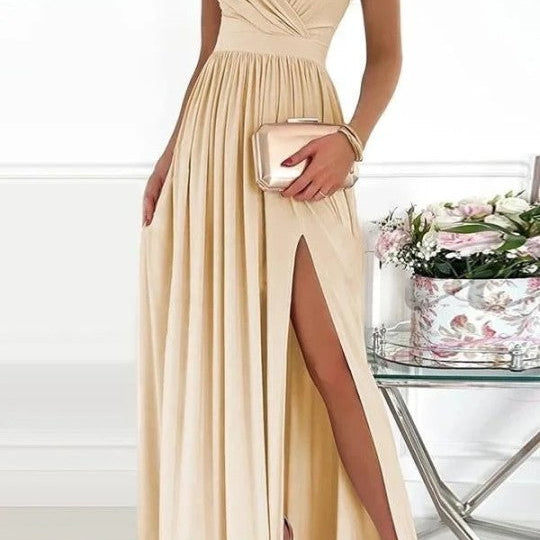 Cette robe de soirée en satin beige pour femme est une combinaison parfaite d'élégance et de sensualité. Le design asymétrique avec un décolleté croisé et la fente latérale ajoutent une touche de sophistication, idéale pour briller lors de vos soirées et événements spéciaux.