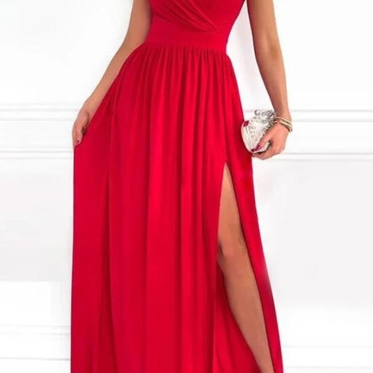 Cette robe de soirée rouge en satin pour femme présente une coupe élégante avec une découpe asymétrique et une fente latérale. Son design moderne et sophistiqué met en valeur la silhouette, parfait pour briller lors de vos événements et soirées spéciales.