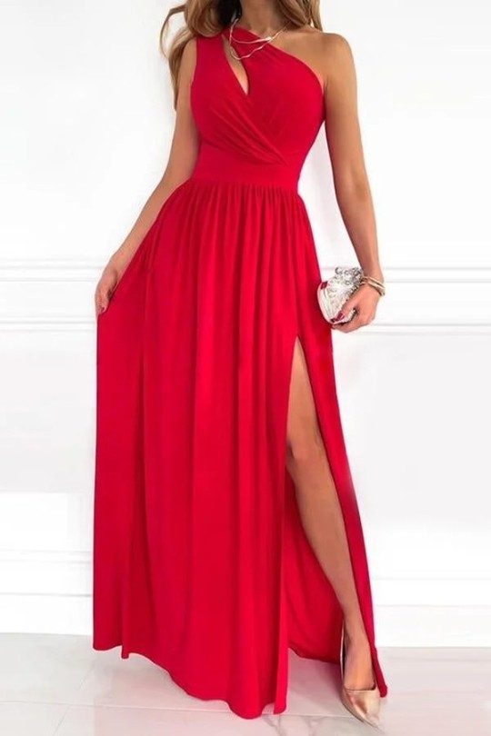 Cette robe de soirée rouge en satin pour femme présente une coupe élégante avec une découpe asymétrique et une fente latérale. Son design moderne et sophistiqué met en valeur la silhouette, parfait pour briller lors de vos événements et soirées spéciales.