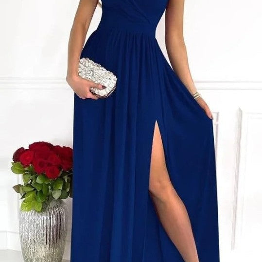 Cette robe de soirée satin bleu pour femme allie sophistication et sensualité. Son design asymétrique avec une fente latérale et un décolleté croisé crée une silhouette élégante et féminine, idéale pour vos événements et soirées spéciales. La robe est associée à des accessoires raffinés, ajoutant une touche de glamour.