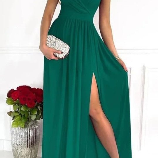 Cette robe de soirée en satin vert émeraude pour femme présente un design moderne avec une fente latérale et un décolleté croisé. Parfaite pour vos soirées, elle allie élégance et sensualité tout en mettant en valeur la silhouette féminine. À associer avec des accessoires raffinés pour un look glamour et chic.