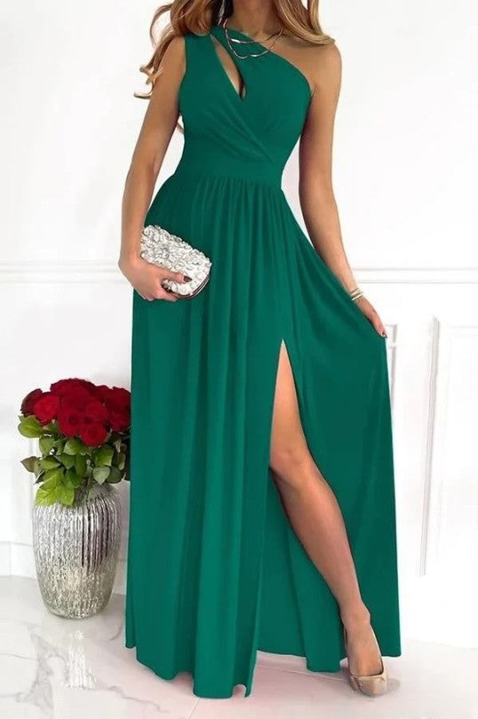 Cette robe de soirée en satin vert émeraude pour femme présente un design moderne avec une fente latérale et un décolleté croisé. Parfaite pour vos soirées, elle allie élégance et sensualité tout en mettant en valeur la silhouette féminine. À associer avec des accessoires raffinés pour un look glamour et chic.