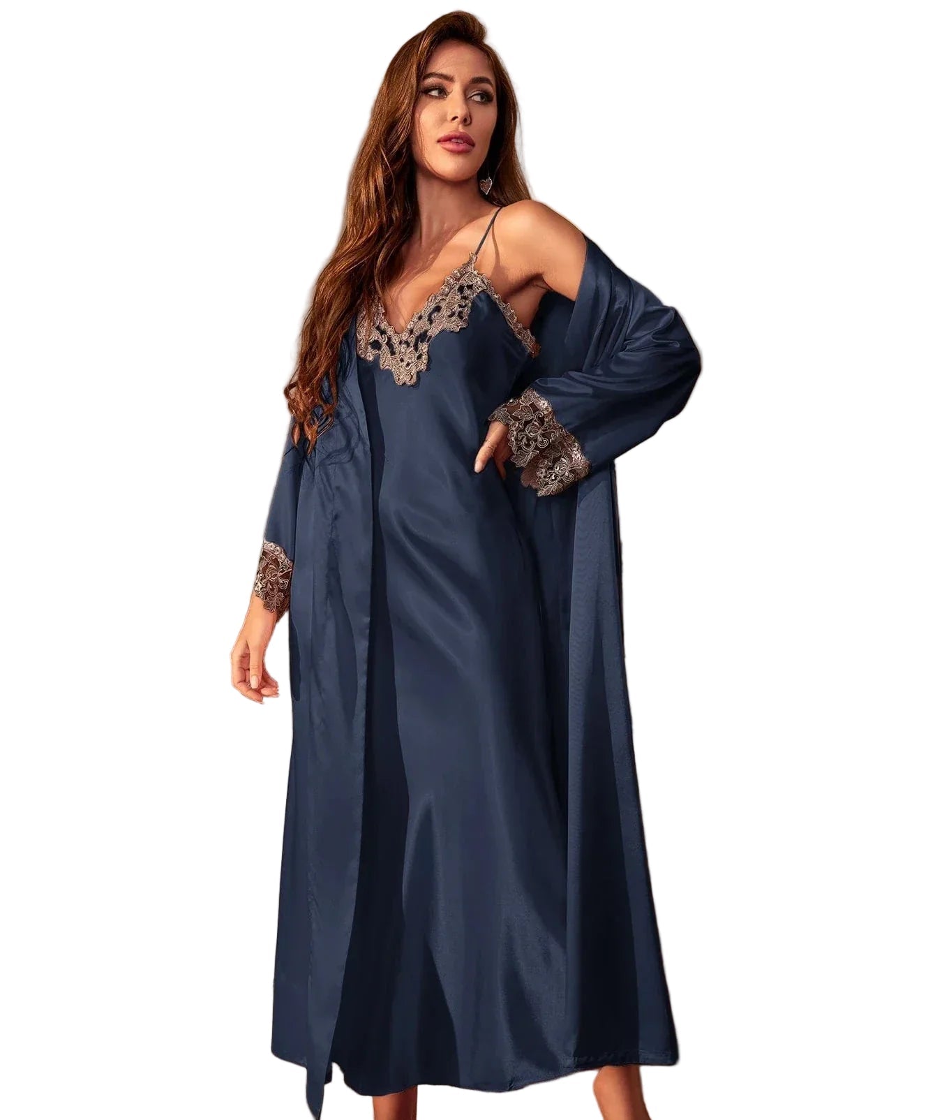 Femme portant une longue nuisette satinée bleu nuit avec détails en dentelle beige au col et aux poignets, accompagnée d’un peignoir assorti. Ensemble de nuit raffiné, doux et élégant, parfait pour allier confort et féminité.
