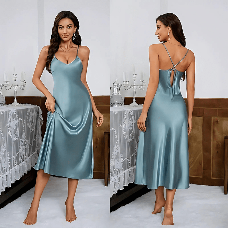 Robe en satin bleu, vue sous différents angles. À l'avant, le décolleté en V et les bretelles fines apportent une touche d'élégance, tandis qu'à l'arrière, les bretelles croisées et le lien à nouer ajoutent un détail séduisant. Sa coupe fluide et son tissu doux créent une allure élégante et raffinée, idéale pour des soirées spéciales.