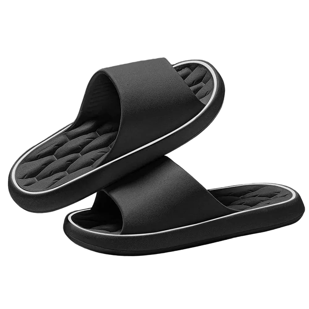 Paire de chaussons unisexes noirs avec large bride et semelle épaisse matelassée, offrant un bon maintien et un confort moelleux. Semelle antidérapante idéale pour marcher en toute sécurité à la maison.