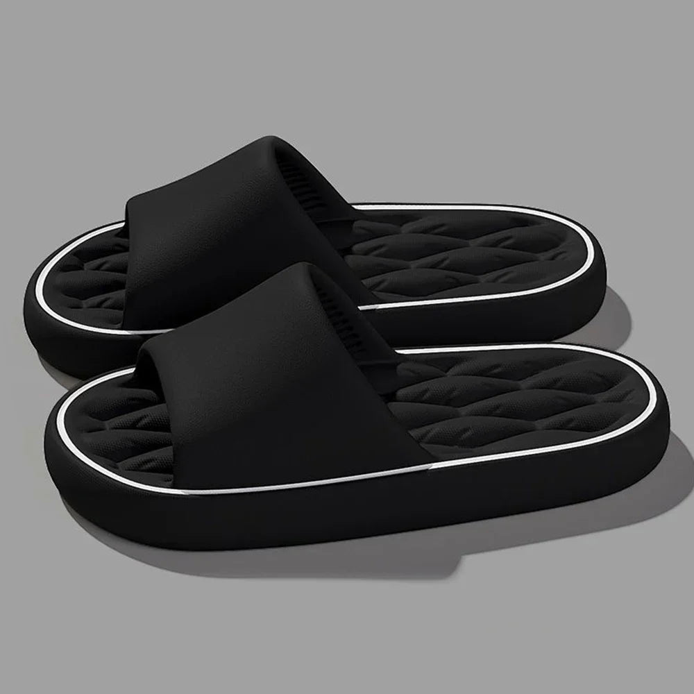 Chaussons unisexes de couleur noire au design moderne, dotés d’une large bride et d’une semelle matelassée pour un confort optimal. Leur semelle antidérapante assure une bonne stabilité, idéale pour une utilisation quotidienne à la maison. Parfaits pour allier style, confort et sécurité.