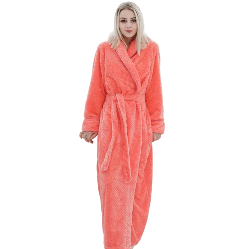 Peignoir femme Morwenna chaud et confortable, en tissu polaire doux couleur corail, avec ceinture à nouer et coupe longue idéale pour un bien-être quotidien à la maison.