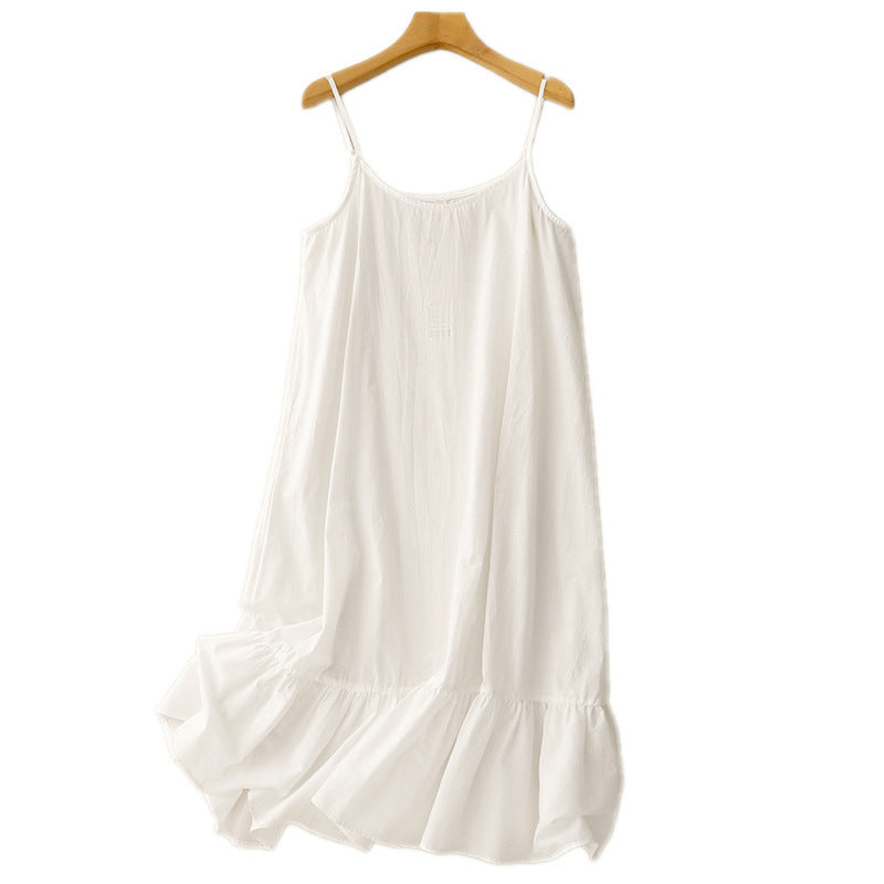 nuisette blanche fluide à fines bretelles, coupe ample avec volant froncé en bas, suspendue sur cintre.