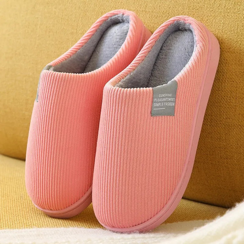 Chaussons unisexe Noé rose en velours côtelé, intérieur gris chaud et moelleux, semelle épaisse antidérapante, idéals pour un confort cosy à la maison.