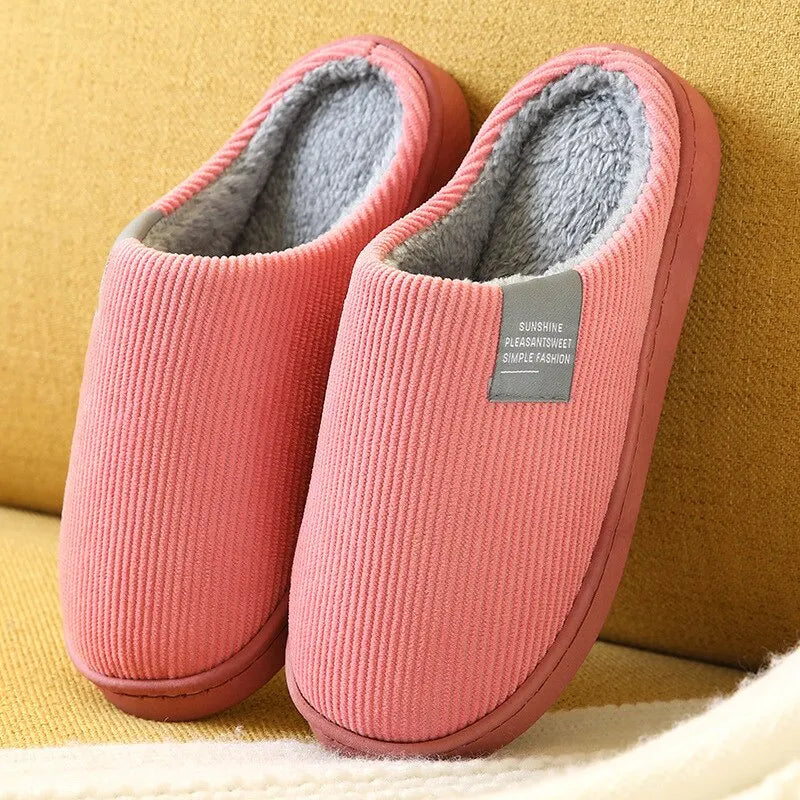 Chaussons unisexe Noé rose corail en velours côtelé, intérieur gris ultra doux et chaud, semelle épaisse antidérapante, parfaits pour la maison.