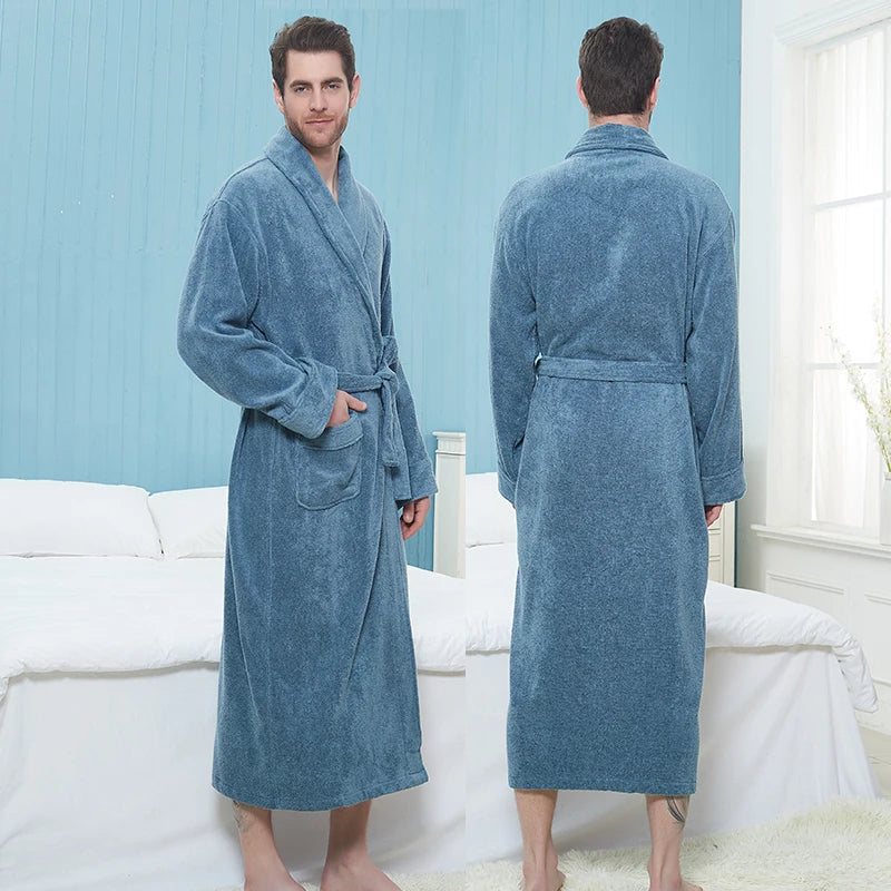 Homme portant le peignoir Pascal, un modèle épais et chaleureux en tissu éponge bleu, présenté en vue de face et de dos dans une chambre lumineuse.