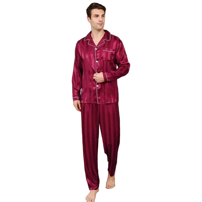 Homme debout portant le pyjama satin pour homme Philippe, ensemble léger et raffiné en satin bordeaux à fines rayures, composé d’une chemise boutonnée à manches longues avec liserés contrastés et d’un pantalon assorti, offrant une allure élégante et un confort fluide pour la nuit ou la détente à la maison.