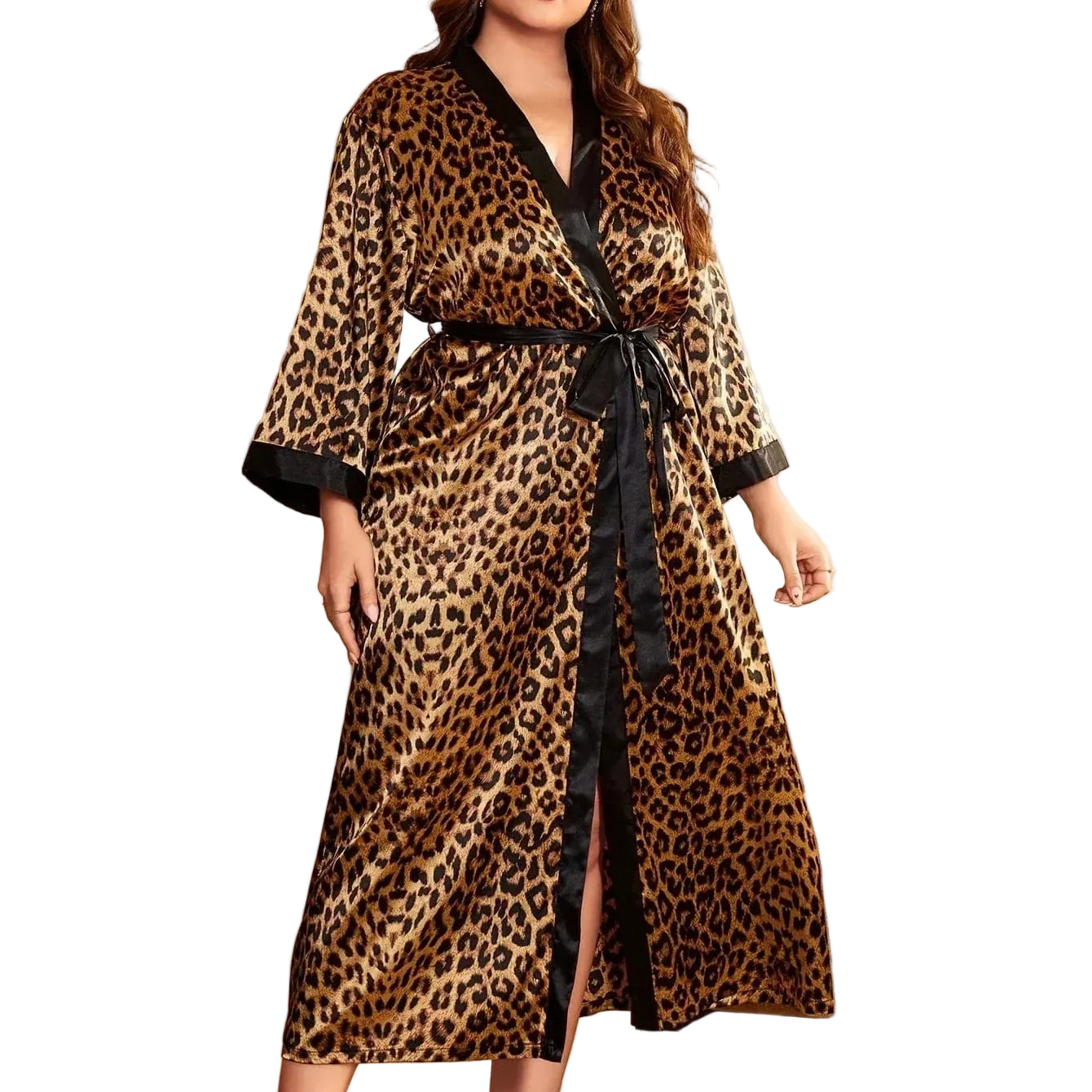 Kimono femme Philomène à imprimé léopard, longueur midi, manches larges et ceinture à nouer, présenté porté en intérieur pour une allure élégante et confortable.