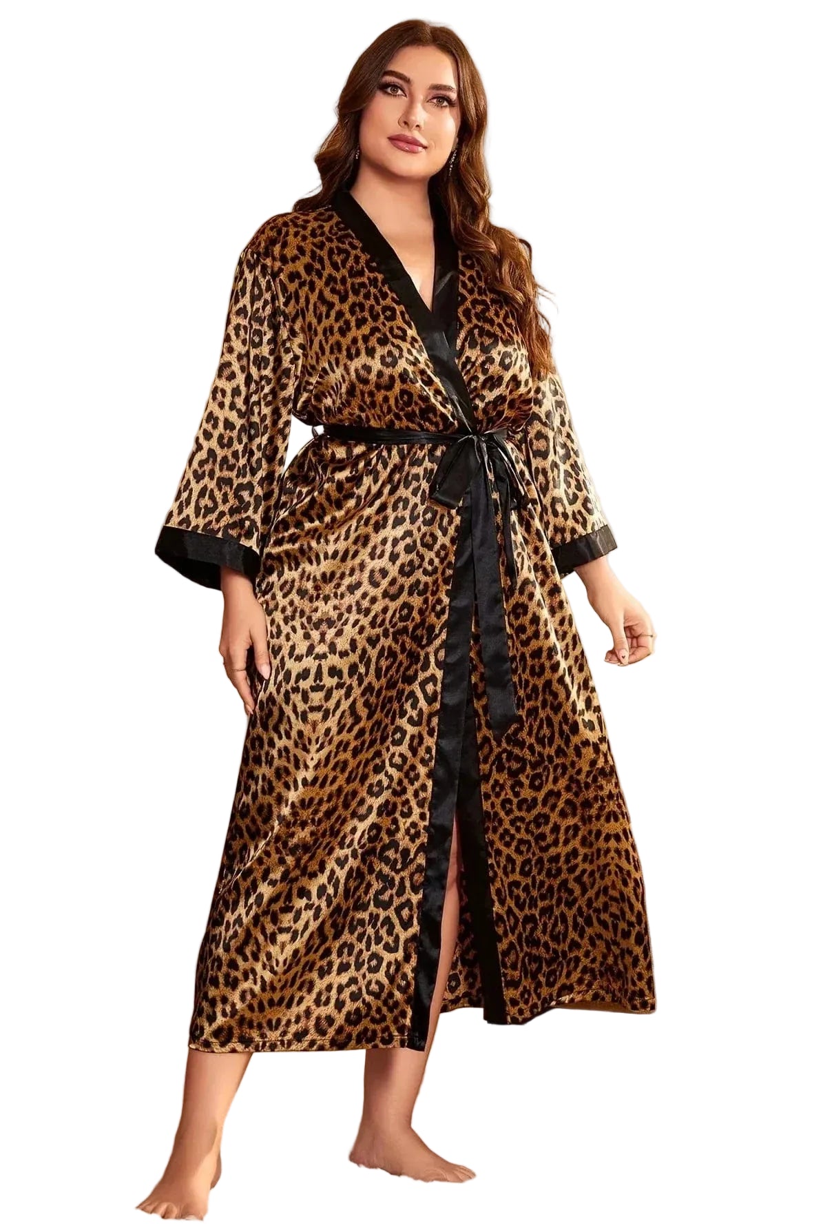 Kimono femme Philomène à imprimé léopard, longueur midi, manches larges et ceinture à nouer, présenté porté en intérieur pour une allure élégante et confortable.