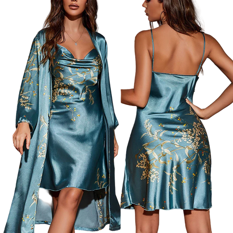 Nuisette en satin vert, élégante et légère, avec des détails floraux dorés, accompagnée d'une longue robe assortie. La modèle porte cette tenue séduisante qui met en valeur la fluidité et la brillance du satin, offrant un look à la fois raffiné et confortable pour la nuit.