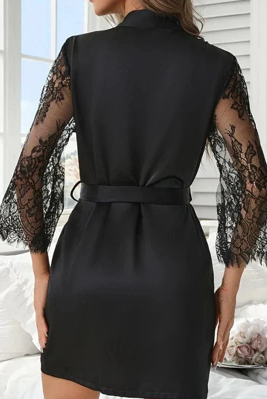 Kimono femme Quitterie noir avec manches en dentelle, vue arrière, ceinturé à la taille, coupe courte et silhouette élégante dans un intérieur lumineux.