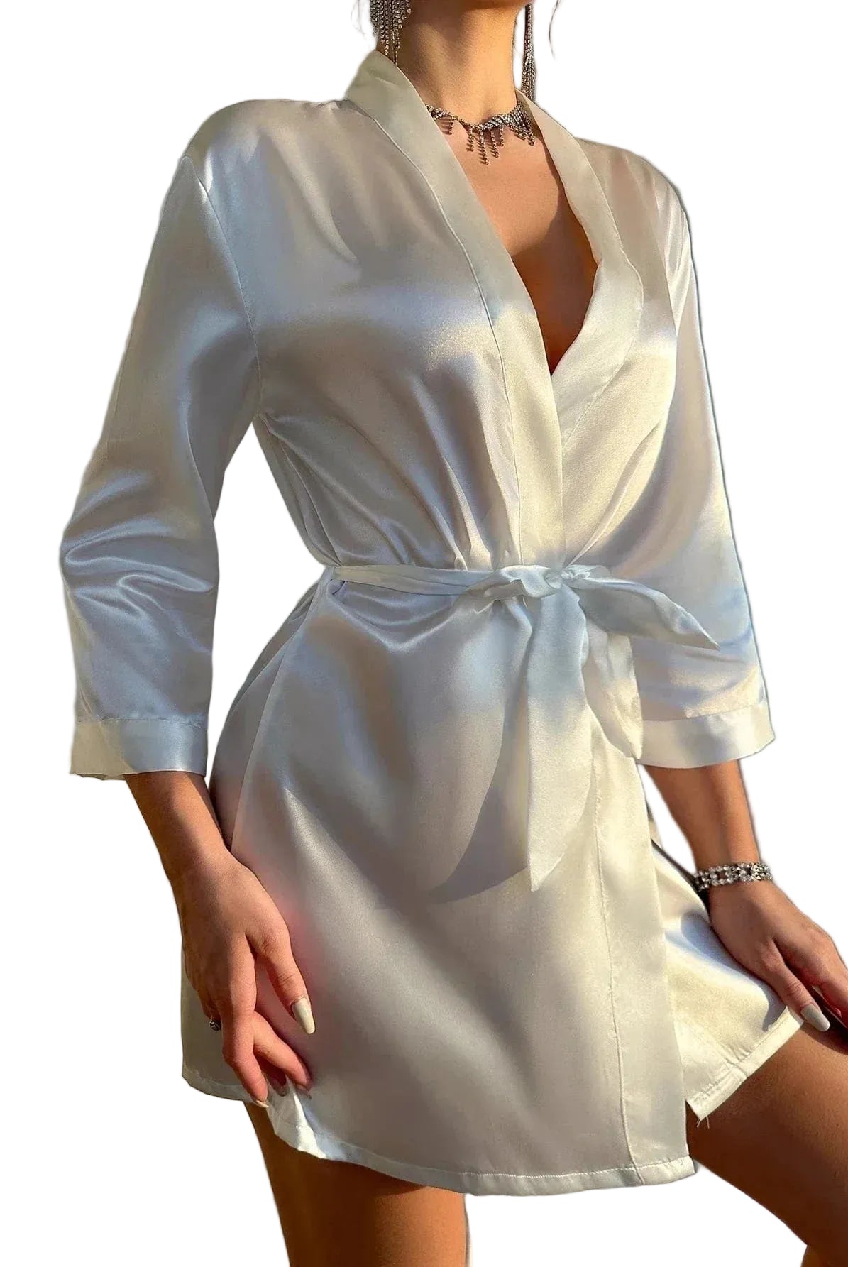 Kimono satin femme Roseline blanc, coupe courte avec ceinture à nouer, manches trois-quarts et col croisé, porté dans un intérieur lumineux.