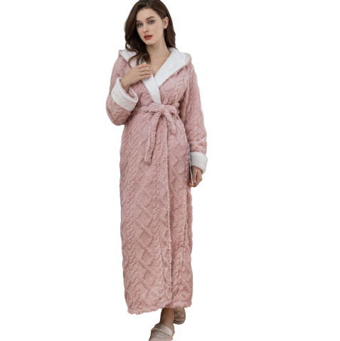 un peignoir long rose texturé avec ceinture et finitions en fausse fourrure blanche, offrant chaleur et douceur idéale pour la détente à la maison.