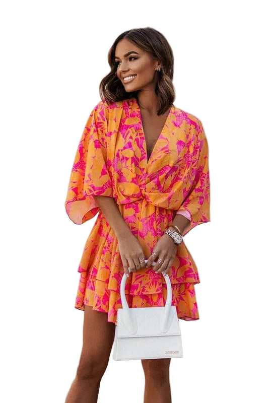 Robe mini fleurie pour femme aux couleurs vives, avec des motifs floraux roses et oranges. Légère et confortable, idéale pour l'été et les journées ensoleillées.