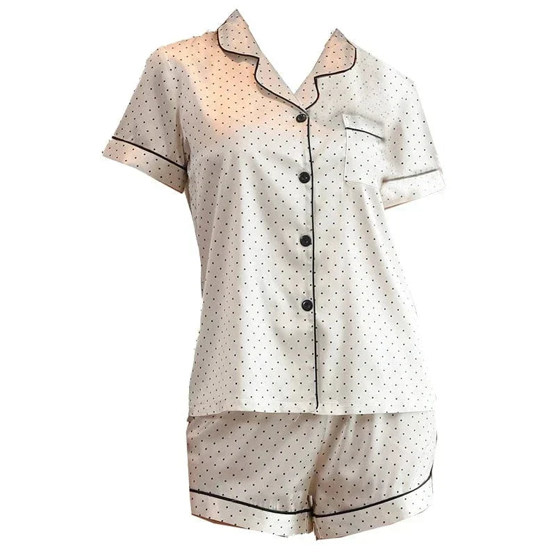ensemble en satin blanc à petits pois noirs composé d’une chemise à manches courtes boutonnée et d’un short assorti, offrant un style élégant et agréable pour la nuit.