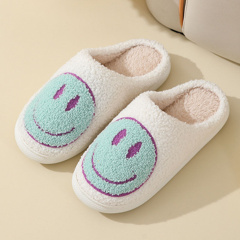 Chaussons unisexe Sasha blancs en tissu pelucheux avec smiley vert menthe, intérieur chaud et doux, semelle confortable, parfaits pour un look cosy à la maison.