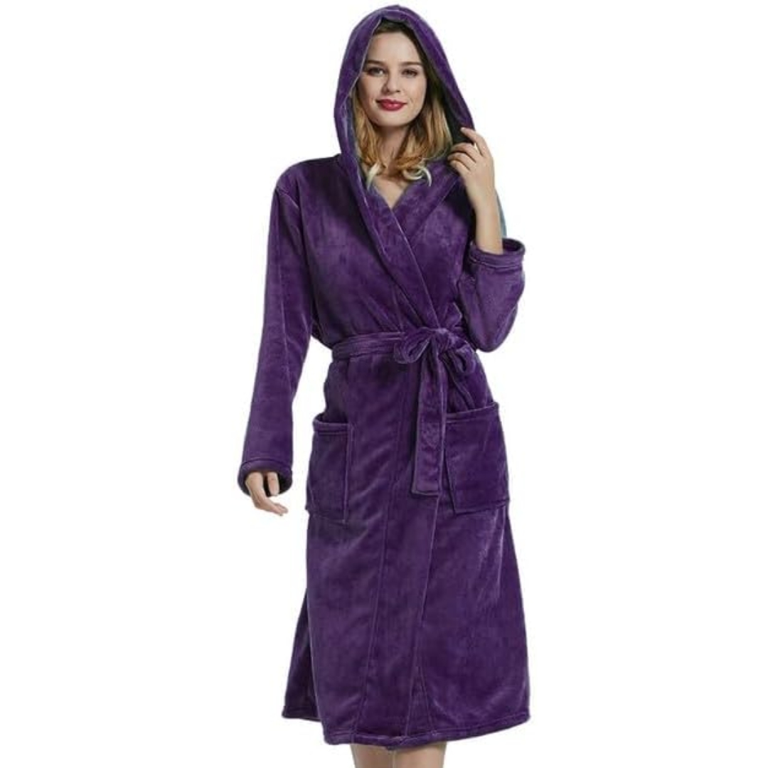 Peignoir femme Stratton doux et réconfortant en polaire violet, avec capuche, ceinture à nouer et grandes poches, offrant chaleur et confort idéal pour la détente à la maison.