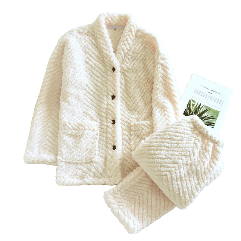 Pyjama femme en tissu effet peluche écru, composé d’une veste à boutons avec poches et d’un pantalon assorti à chevrons. Ensemble doux, épais et ultra chaleureux, idéal pour les nuits froides ou les journées cocooning à la maison.