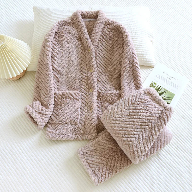Pyjama femme en tissu pelucheux rose taupe avec motif chevron, composé d’une veste à boutons et poches plaquées, et d’un pantalon assorti. Ensemble épais, doux et chaleureux, idéal pour l’hiver et les journées cocooning à la maison.
