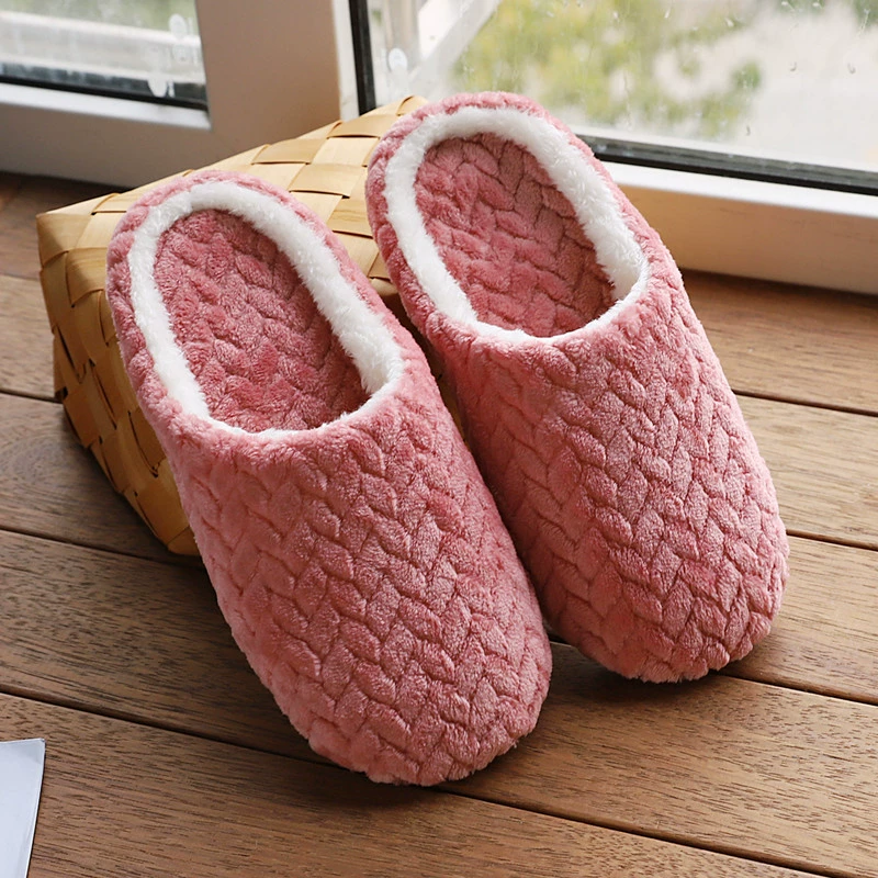 Chaussons doux et moelleux en couleur rose clair, parfaits pour garder vos pieds au chaud et confortables. Conçus avec une doublure agréable, ces chaussons sont idéaux pour se détendre à la maison tout en ajoutant une touche de douceur et de confort à vos journées.