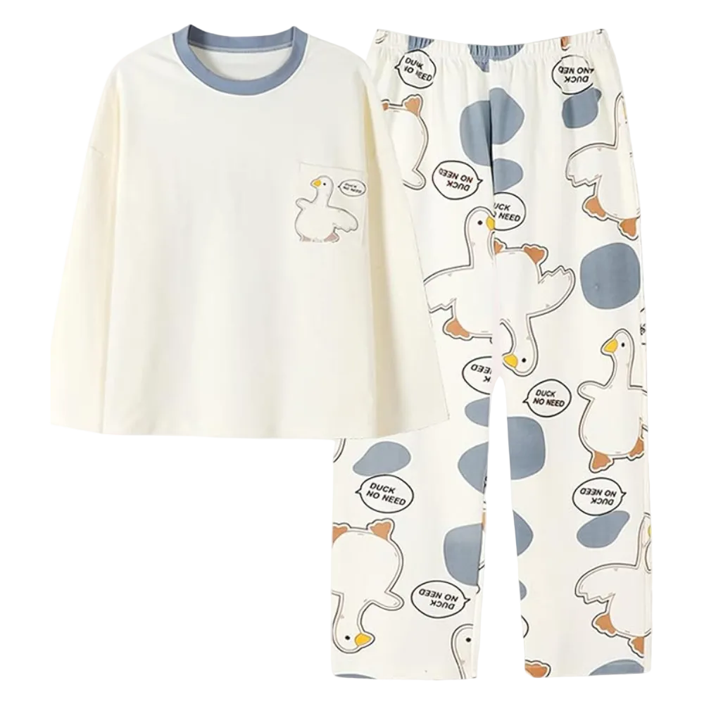 Pyjama femme Thérèse crème, ensemble deux pièces confortable et élégant avec haut manches longues à col rond bleu et poche imprimée canard, pantalon assorti à motif canards et pois bleus, coupe ample et douce.