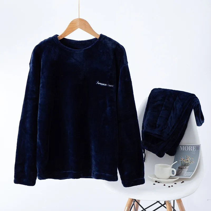 Pyjama femme Valérie présenté en coloris bleu marine, avec un haut à manches longues en polaire suspendu sur cintre et un pantalon assorti posé sur une chaise blanche. Ensemble chaud, moelleux et idéal pour les soirées d’hiver, avec une mise en scène cosy incluant tasse et magazine.