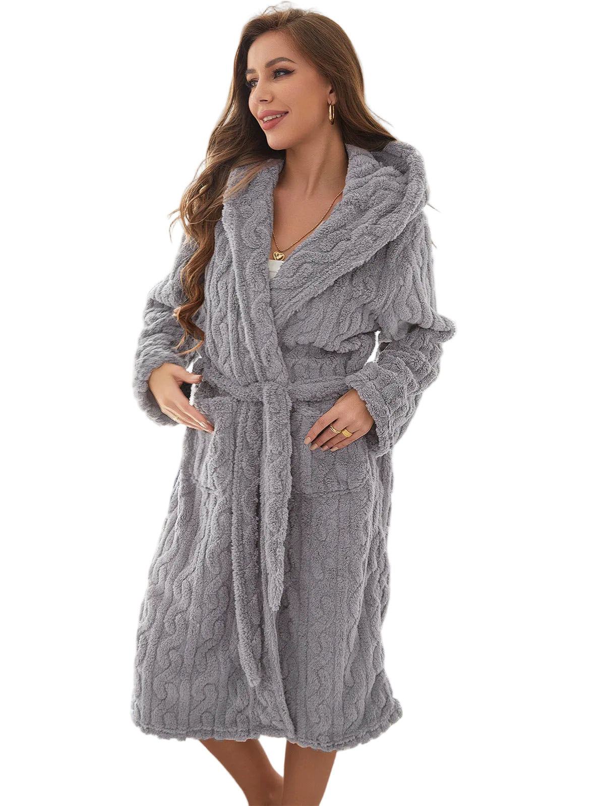 Peignoir femme Vanessa gris clair, doux et confortable, texture torsadée avec capuche, ceinture à nouer et poches, porté debout dans une chambre lumineuse.