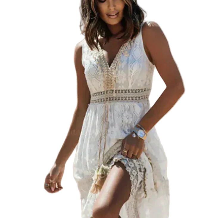 Femme portant une robe longue et légère en dentelle blanche, idéale pour l'été, avec des détails boho chic, parfaite pour un look confortable et élégant au quotidien.