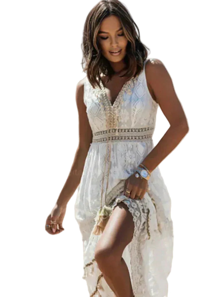 Femme portant une robe longue et légère en dentelle blanche, idéale pour l'été, avec des détails boho chic, parfaite pour un look confortable et élégant au quotidien.