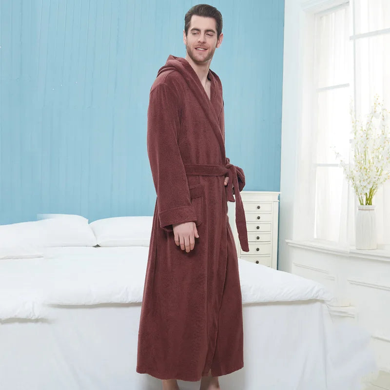 un peignoir long marron à capuche en tissu doux avec ceinture et poches avant, offrant chaleur, confort et style pour la détente à la maison.