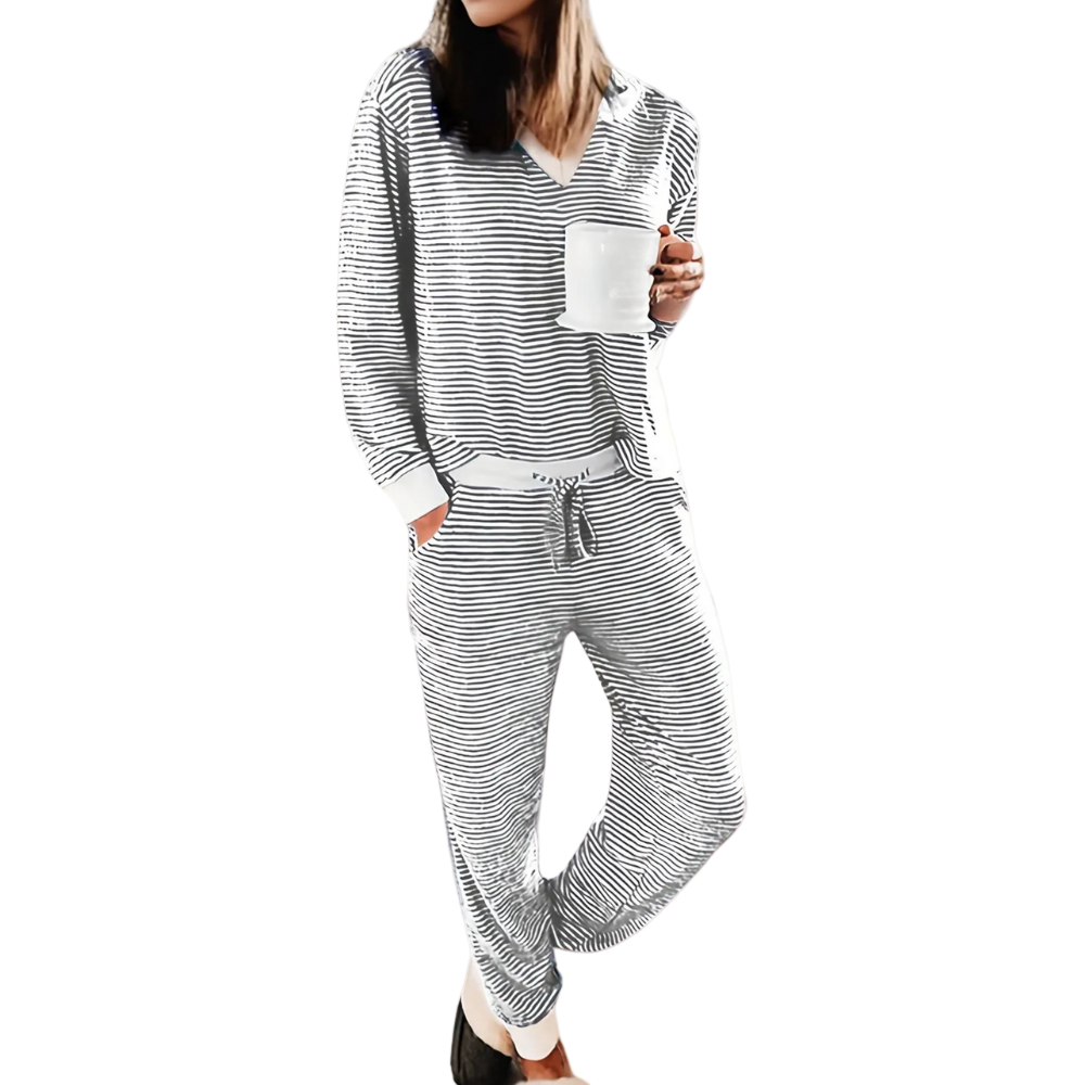 Femme portant le pyjama Winifred, un ensemble doux et élégant composé d’un haut à manches longues et d’un pantalon assorti à fines rayures noires et blanches, offrant un style confortable et chic pour la maison.