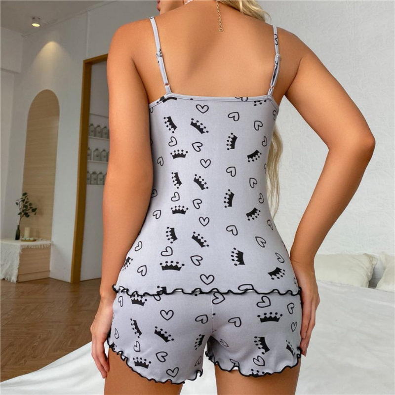 Vue arrière du pyjama court femme Fabienne, en satin gris avec des motifs de couronnes et de cœurs noirs. Le top à bretelles fines et le short à taille élastiquée avec des finitions en dentelle noire offrent un look élégant et un confort optimal pour des moments de détente.