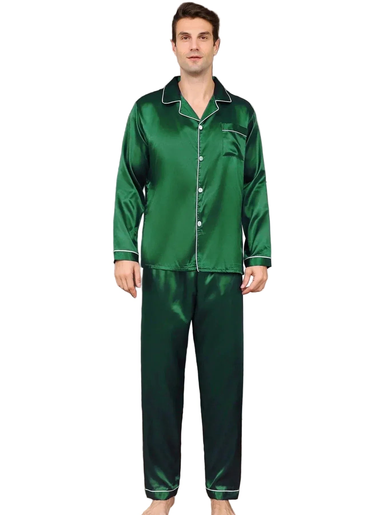 Pyjama en satin pour homme, avec une chemise à manches longues vert émeraude et une coupe élégante. La chemise est accompagnée d'un pantalon assorti, offrant un style chic et raffiné tout en étant extrêmement confortable. Ce pyjama est idéal pour se détendre à la maison dans un cadre élégant. Le modèle porte ce pyjama avec confiance et confort.