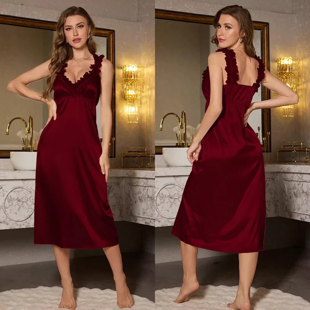 Nuisette satin bordeaux pour femme, modèle Émilienne, vue de face et de dos. Détails en dentelle élégante sur les bretelles, avec une coupe fluide et confortable. Parfaite pour une soirée raffinée ou un moment de détente chic, offrant confort et style.